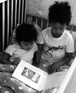 niños lectura hermanos familia armonia